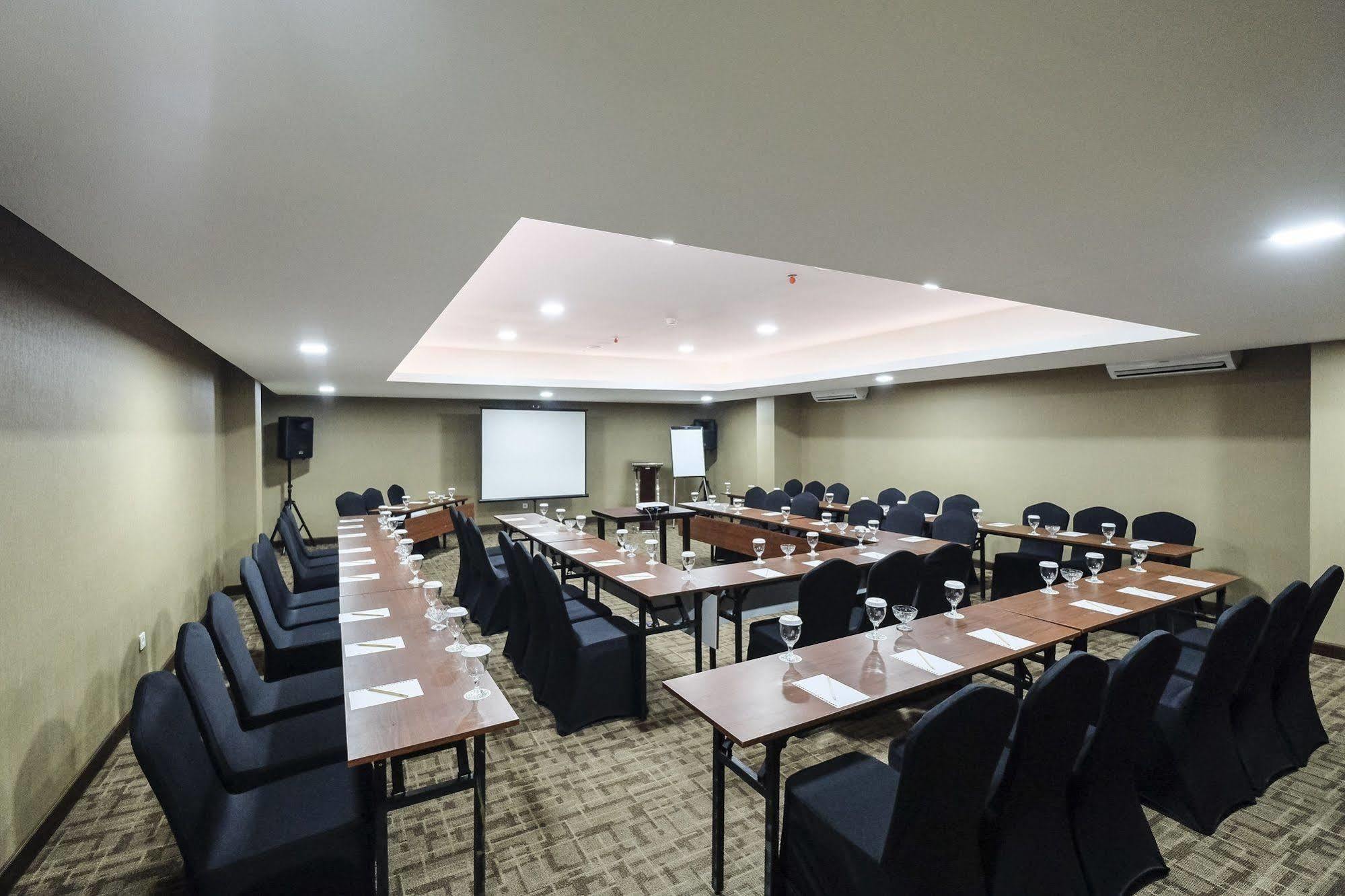 Lynn Hotel By Horison Jogjakarta Buitenkant foto